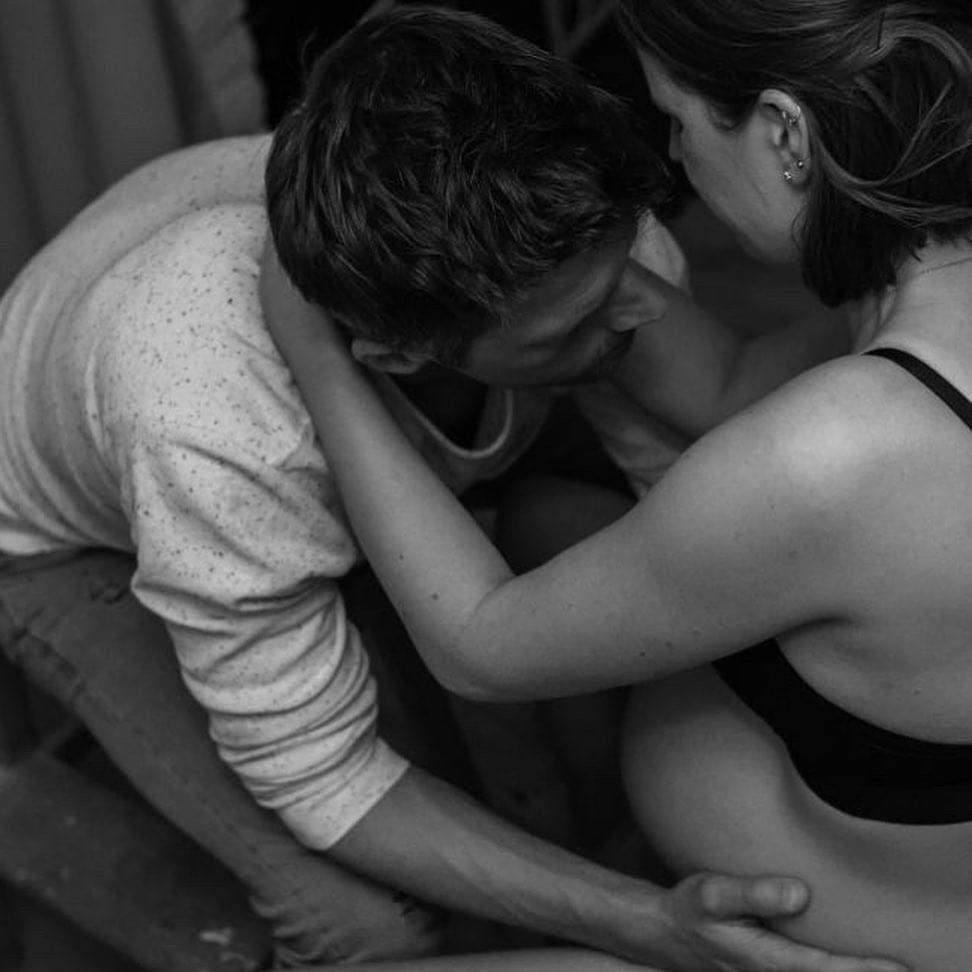 Partner die steun geeft tijdens de bevalling