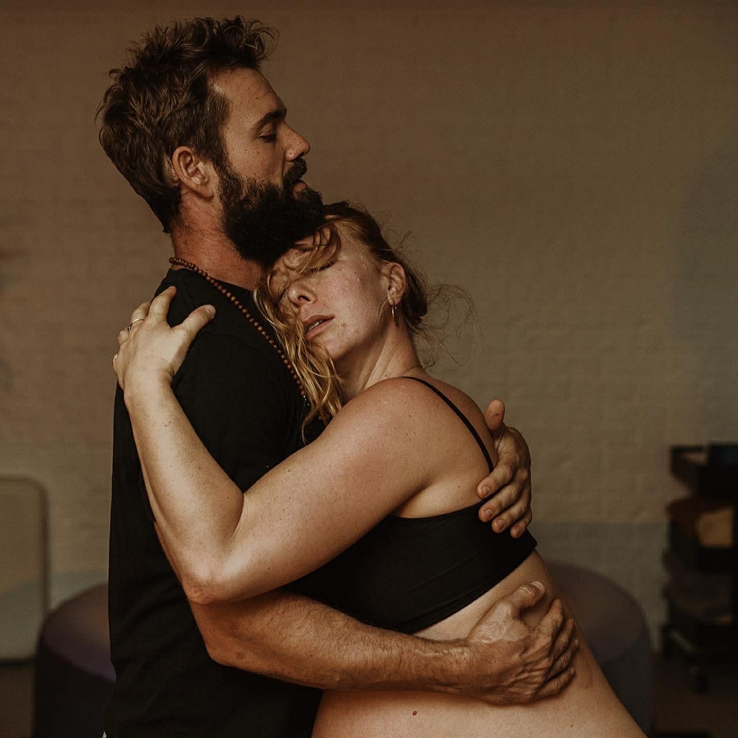 zwanger koppel tijdens de bevalling