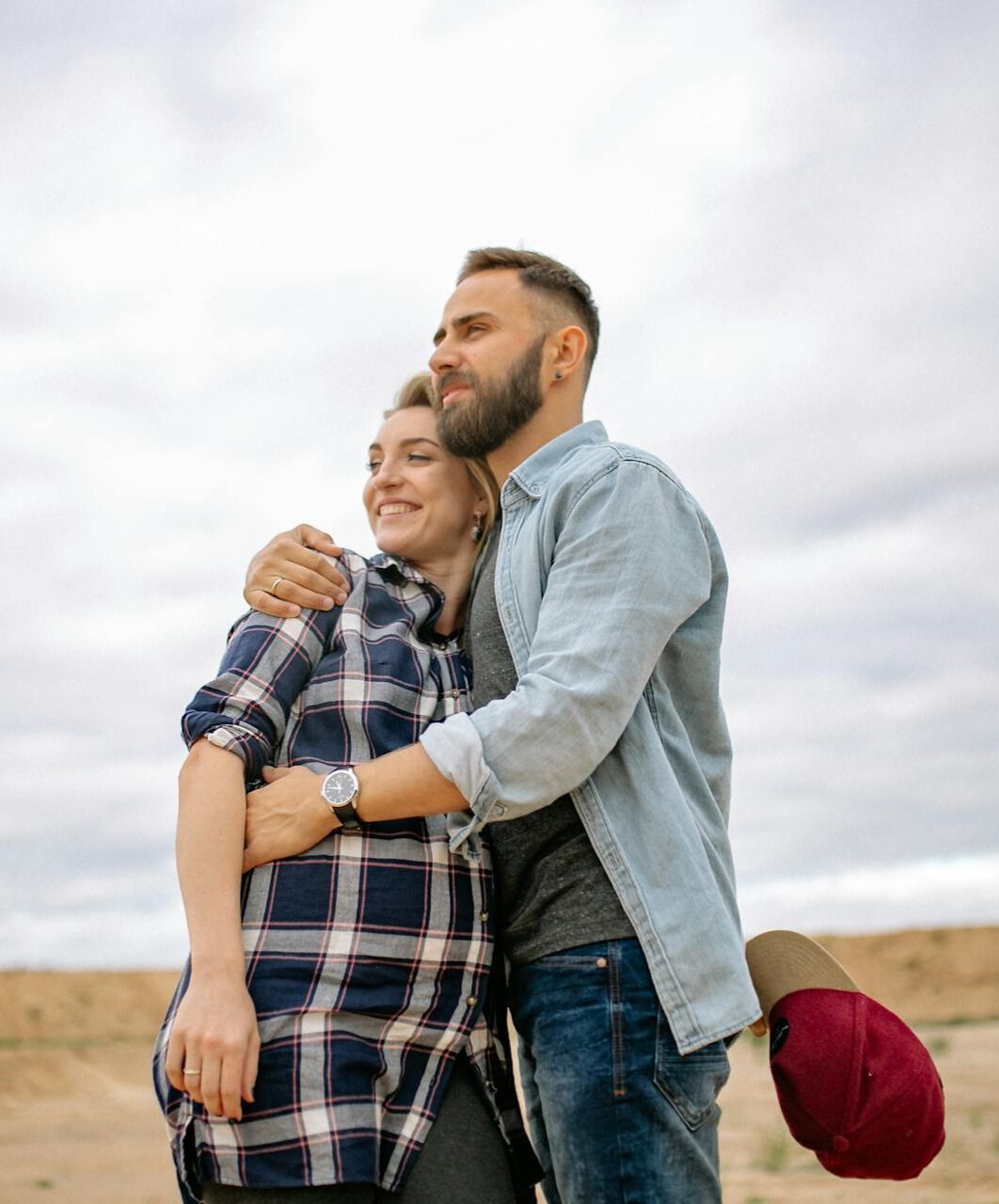 Zwanger koppel omarmt elkaar, verbonden en aanwezig