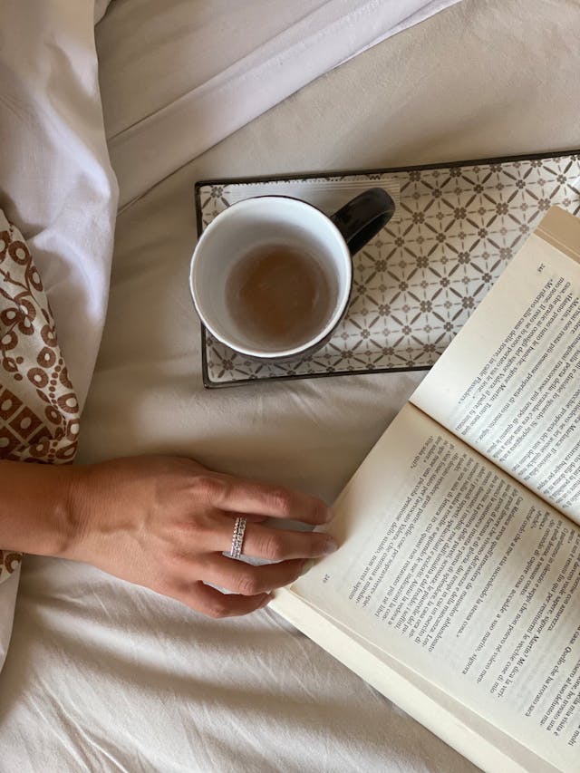 Rustmoment met thee en boek