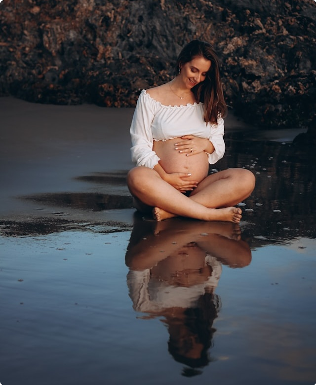 zwangere vrouw in de natuur tijdens zwangerschap